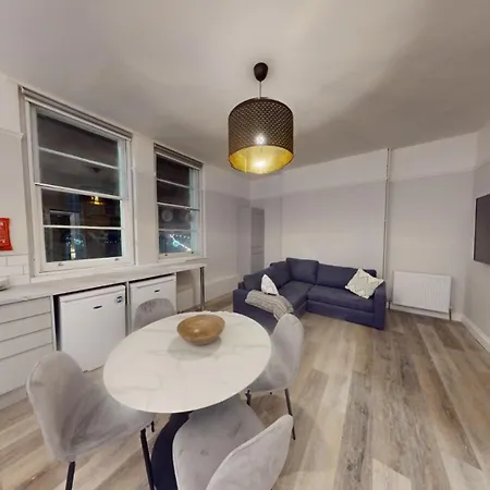 בית נופש Queens Road Seven Bedroom Flat *