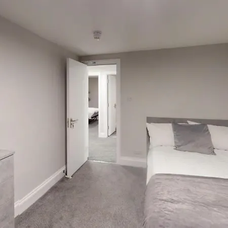 Будинок відпочинку Queens Road Seven Bedroom Flat