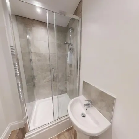 Queens Road Seven Bedroom Flat * Бристоль