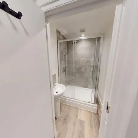 Queens Road Seven Bedroom Flat בית נופש בריסטול
