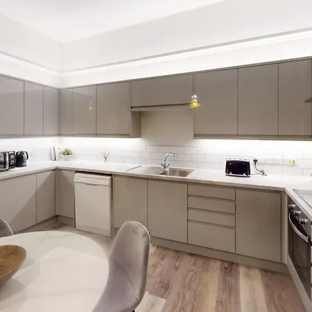 Holiday home Queens Road Seven Bedroom Flat *