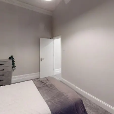 Queens Road Seven Bedroom Flat * Бристоль