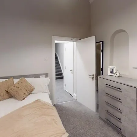 Queens Road Seven Bedroom Flat Holiday home Bristol