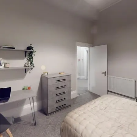 Queens Road Seven Bedroom Flat בית נופש