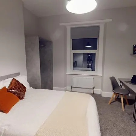 Queens Road Seven Bedroom Flat Holiday home *