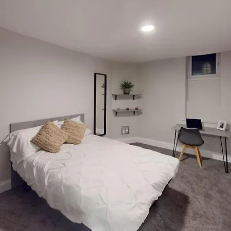 Queens Road Seven Bedroom Flat * Бристоль