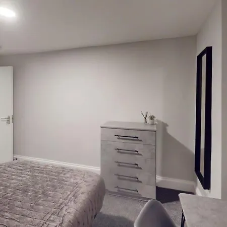 Будинок відпочинку Queens Road Seven Bedroom Flat