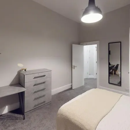 Queens Road Seven Bedroom Flat בריסטול