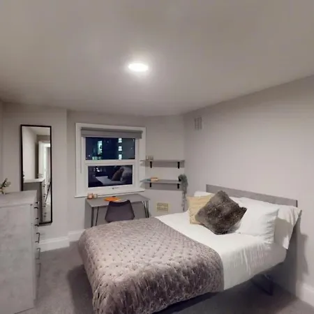 Будинок відпочинку Queens Road Seven Bedroom Flat *